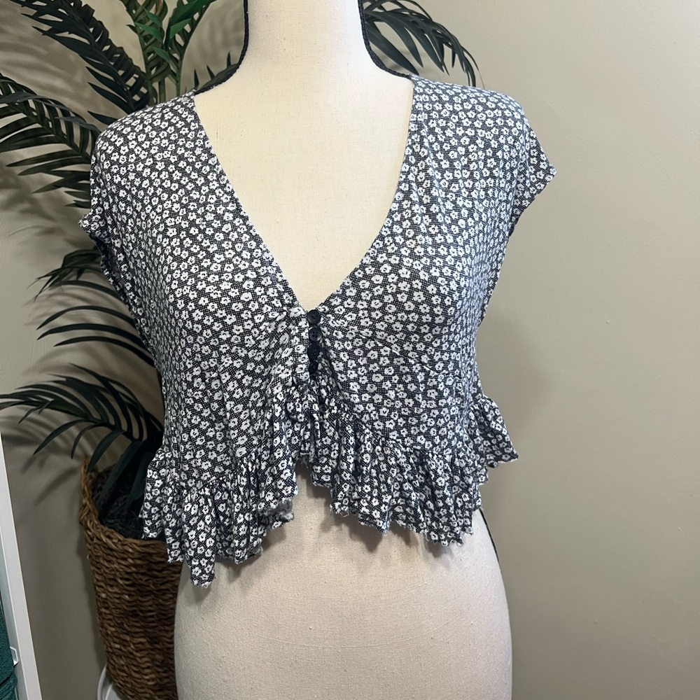 Kimchi Blue Black & White Floral Print Flouncy Crop Top (S)